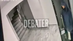Γλυφάδα: Η στιγμή που ο αξιωματικός του Πολεμικού Ναυτικού εισβάλλει στο σπίτι της πρώην του για να βάλει φωτιά (βίντεο)