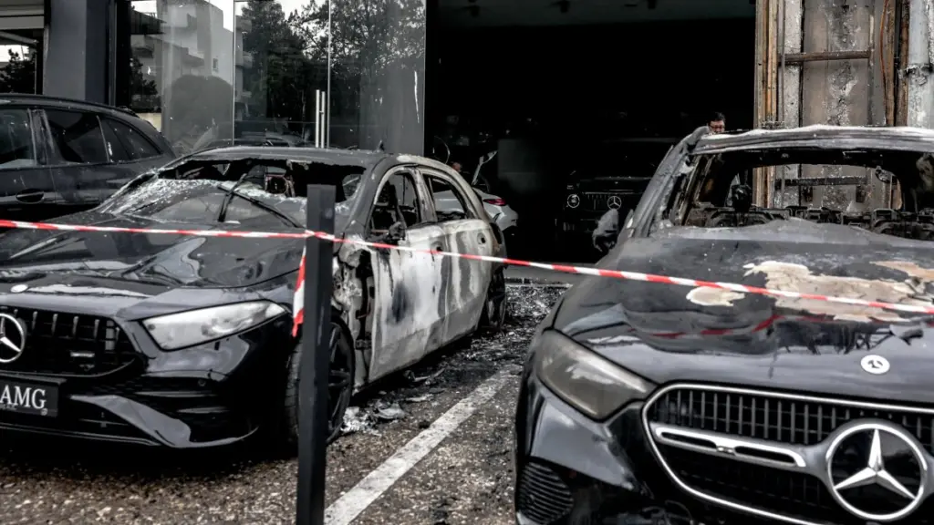Γλυφάδα: Μεγάλες καταστροφές από τη φωτιά σε αντιπροσωπεία Mercedes-Benz – Εντοπίστηκαν δύο γκαζάκια (vid)