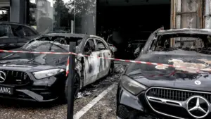 Γλυφάδα: Μεγάλες καταστροφές από τη φωτιά σε αντιπροσωπεία Mercedes-Benz – Εντοπίστηκαν δύο γκαζάκια (vid)