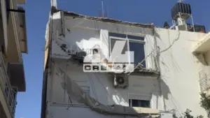 Ηράκλειο: Κατέρρευσαν τμήματα από ταράτσα και μπαλκόνι πολυκατοικίας (βίντεο)