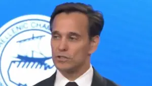 Μετά τις εξελίξεις με την Γκίλφοϊλ: Ποιος είναι ο Τζόσουα Χακ που αναλαμβάνει επικεφαλής της αμερικανικής αποστολής
