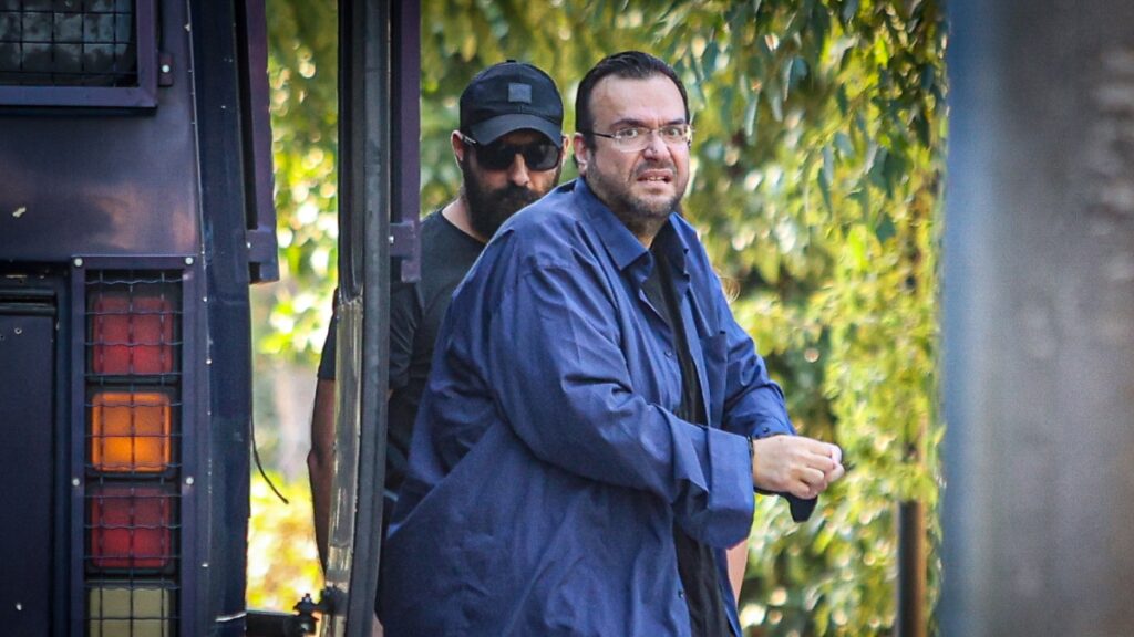 Στη φυλακή ο Καμπούρης, η σύζυγός του και άλλοι τέσσερις κατηγορούμενοι για το κύκλωμα με τις απάτες στον ΕΦΚΑ