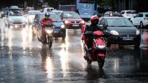 Στο έλεος της κακοκαιρίας η χώρα: Καταιγίδες και άνεμοι έως 10 μποφόρ – 112 σε Εύβοια και Σκιάθο, απαγορευτικό απόπλου σε Πειραιά και Λαύριο