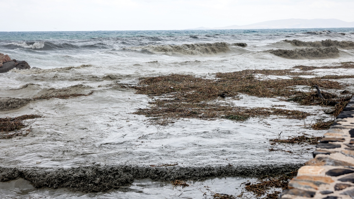 Επικαιροποιήθηκε το έκτακτο δελτίο καιρού: Ισχυρές βροχές και καταιγίδες μέχρι το μεσημέρι τη Κυριακής