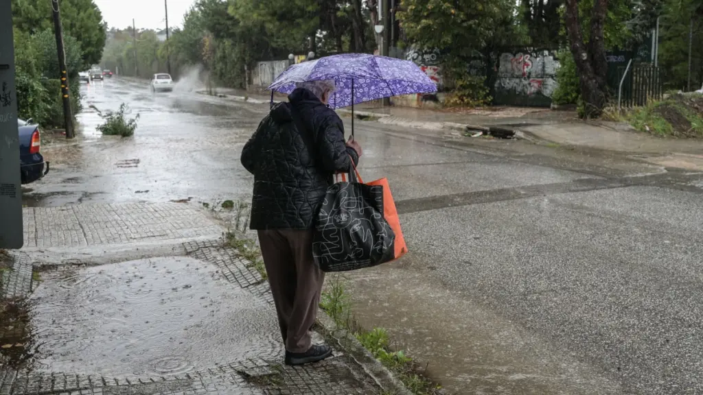 Αναβαθμίστηκε το Έκτακτο Δελτίο Καιρού: Βροχές και καταιγίδες μέχρι την Τετάρτη – Ποιες περιοχές βρίσκονται στο επίκεντρο