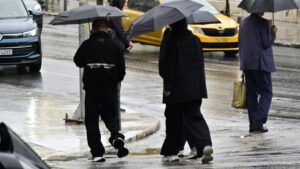Καιρός: Iσχυρές βροχές και καταιγίδες μέχρι το βράδυ της Τετάρτης – 112 στην Εύβοια για εκκένωση οικισμού λόγω υπερχείλισης ποταμού