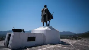 Καλπάκι και Ασπράγγελοι: Ο Μαχητής και η Γυναίκα της Πίνδου που έγιναν σύμβολα ελευθερίας (βίντεο)