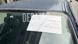 Καταγγελία για το Κερατσίνι: “Έχουν αφήσει ημέρες αυτοκίνητο μέσα στην πόλη και τα πεζοδρόμια είναι άθλια” (φωτογραφίες)