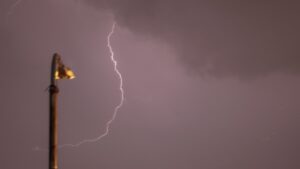 Τραγωδία στη Ρόδο: Νεκρή 58χρονη τουρίστρια από κεραυνό