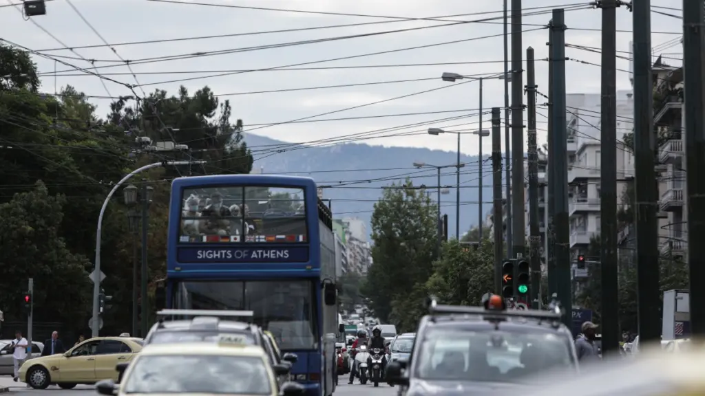Πτώση δέντρου στη Λεωφόρο Αλεξάνδρας – Στο “κόκκινο” η κυκλοφορία στο σημείο