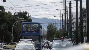 Πτώση δέντρου στη Λεωφόρο Αλεξάνδρας – Στο “κόκκινο” η κυκλοφορία στο σημείο