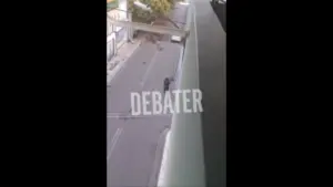 Βίντεο ντοκουμέντο από τον Κολωνό: Πυροτεχνουργός πλησιάζει το σημείο μετά την έκρηξη
