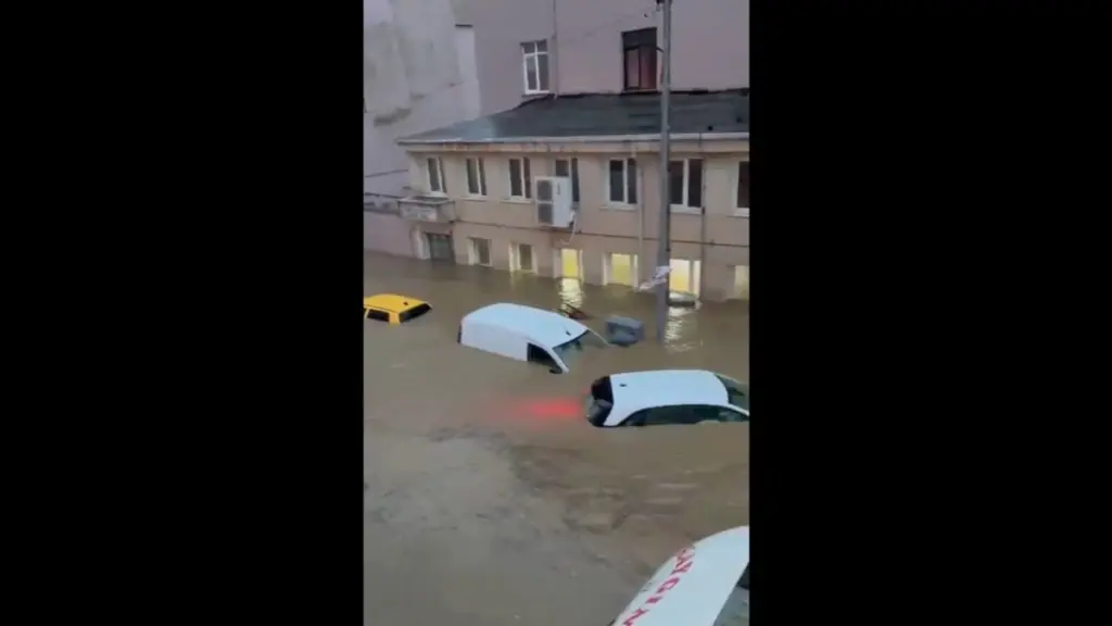 Κωνσταντινούπολη: Δύο νεκροί από την σφοδρή κακοκαιρία – Τρία άτομα στο νοσοκομείο, δεκάδες εγκλωβισμένοι (βίντεο)