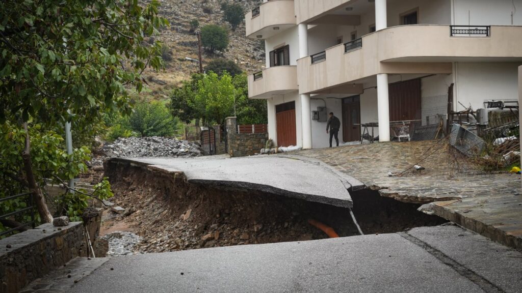 Κρήτη: Απροσπέλαστοι δρόμοι, προβλήματα στο νερό και κλειστά σχολεία – Κυβερνητικό κλιμάκιο τη Δευτέρα