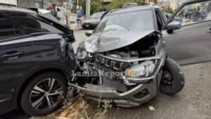 Τροχαίο στη Λαμία: Κόλλησε το γκάζι ΙΧ κι έπεσε πάνω σε παρκαρισμένα αυτοκίνητα (βίντεο)