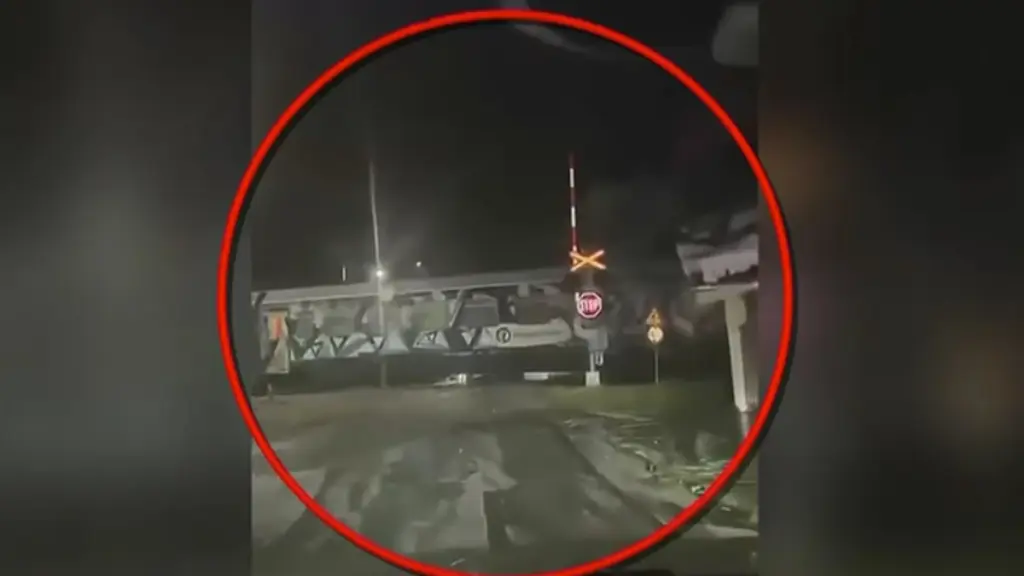 Λάρισα: Τρένο πέρασε με την μπάρα της διάβασης ανοιχτή (βίντεο)