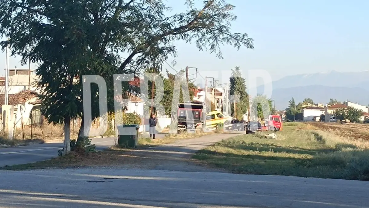 Τροχαίο στη Λάρισα: Ασθενοφόρο συγκρούστηκε με όχημα (φωτογραφίες)