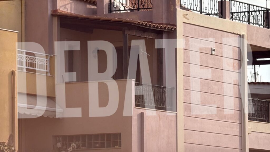 Αιματηρό επεισόδιο στο Λαύριο: 32χρονος “μπούκαρε” σε σπίτι και μαχαίρωσε την πρώην του και τον σύντροφό της μπροστά στα παιδιά τους (φωτογραφίες)