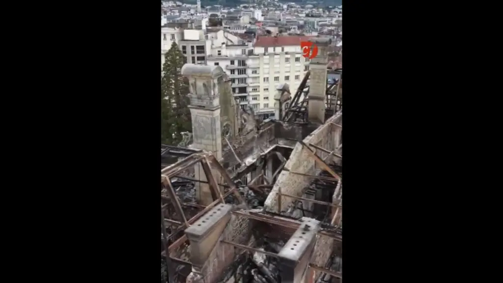 Λιμόζ: Κατέρρευσε το ιστορικό καμπαναριό του δημαρχείου – Συγκλονιστικές οι εικόνες από drone (βίντεο)