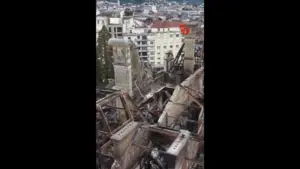 Λιμόζ: Κατέρρευσε το ιστορικό καμπαναριό του δημαρχείου – Συγκλονιστικές οι εικόνες από drone (βίντεο)