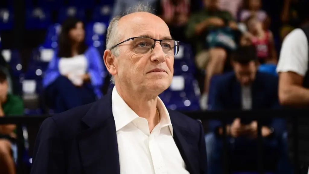 Στην Ευελπίδων ο Λιόλιος και οι άλλοι πέντε κατηγορούμενοι – Βρέθηκαν 102.000 ευρώ στο σπίτι και δεύτερου διαιτητή