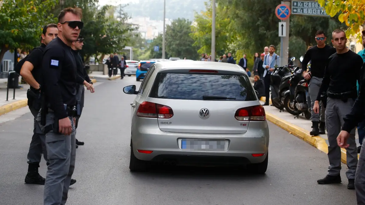 Στην Ευελπίδων ο Λιόλιος και οι άλλοι πέντε κατηγορούμενοι – Βρέθηκαν 102.000 ευρώ στο σπίτι και δεύτερου διαιτητή