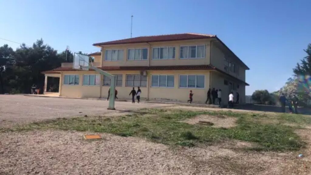 Μεσολόγγι: Παράθυρο σχολείου αποκολλήθηκε και έπεσε πάνω σε μαθητή