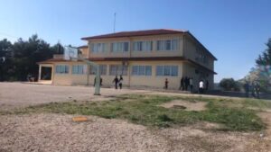 Μεσολόγγι: Παράθυρο σχολείου αποκολλήθηκε και έπεσε πάνω σε μαθητή