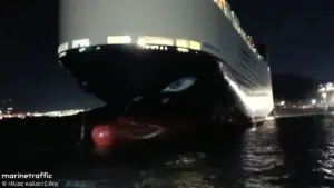 Σαλαμίνα: Προσάραξε το «Neptune Ethos» με 36 άτομα – Στο σημείο τρία ρυμουλκά