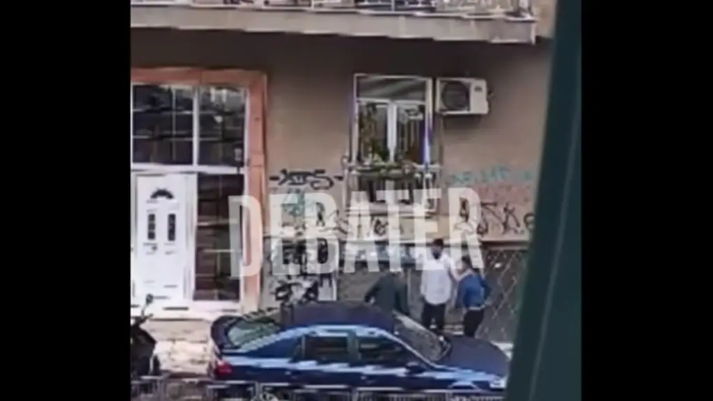 Βίντεο ντοκουμέντο DEBATER: Χτύπησαν ηλικιωμένο στον Άγιο Παντελεήμονα και του άρπαξαν τον σταυρό