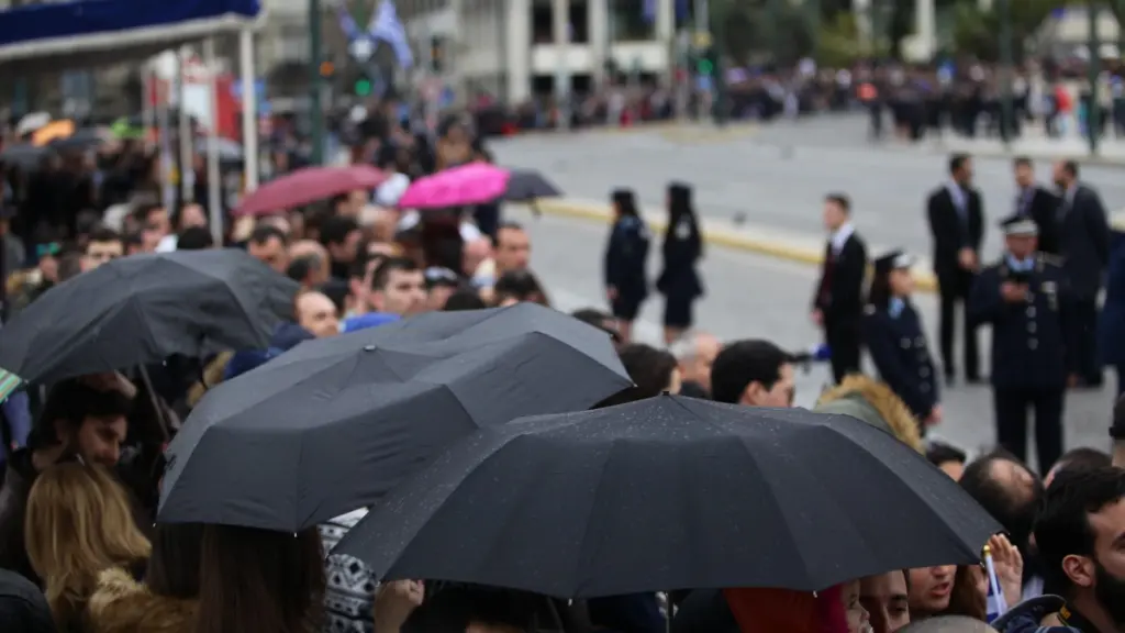 Καιρός: Βροχές, καταιγίδες και χαλάζι ανήμερα της 28ης Οκτωβρίου – Σε ποιες περιοχές ακυρώνονται οι παρελάσεις