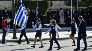 Σε εξέλιξη η μαθητική παρέλαση στην Αθήνα για την 28η Οκτωβρίου