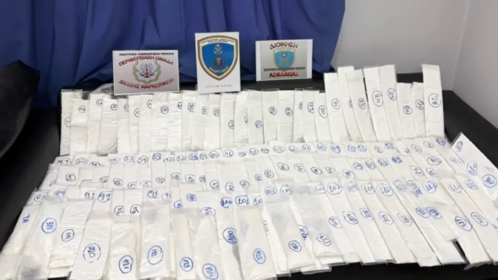 Πειραιάς: Συνελήφθη 43χρονος που έκρυβε σε αυτοκίνητο πάνω από 18 κιλά κοκαΐνης αξίας 1,3 εκατ. ευρώ (βίντεο)
