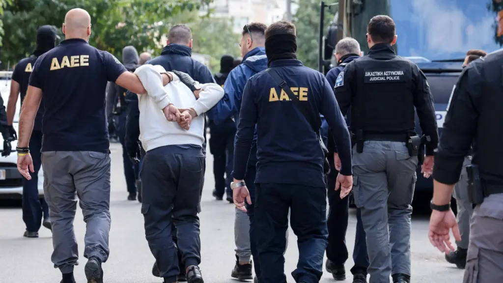 Έκρηξη στην Πλάκα: Προθεσμία για την Δευτέρα πήραν οι τρεις συλληφθέντες
