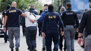 Έκρηξη στην Πλάκα: Προθεσμία για την Δευτέρα πήραν οι τρεις συλληφθέντες
