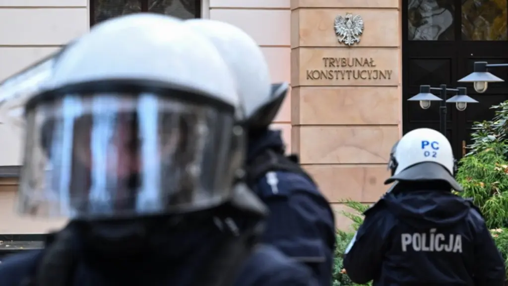 Πολωνία: Θεσμική κρίση μετά την επέμβαση της αστυνομίας στο Συνταγματικό Δικαστήριο – Έκτακτη σύσκεψη συγκαλεί ο πρόεδρος
