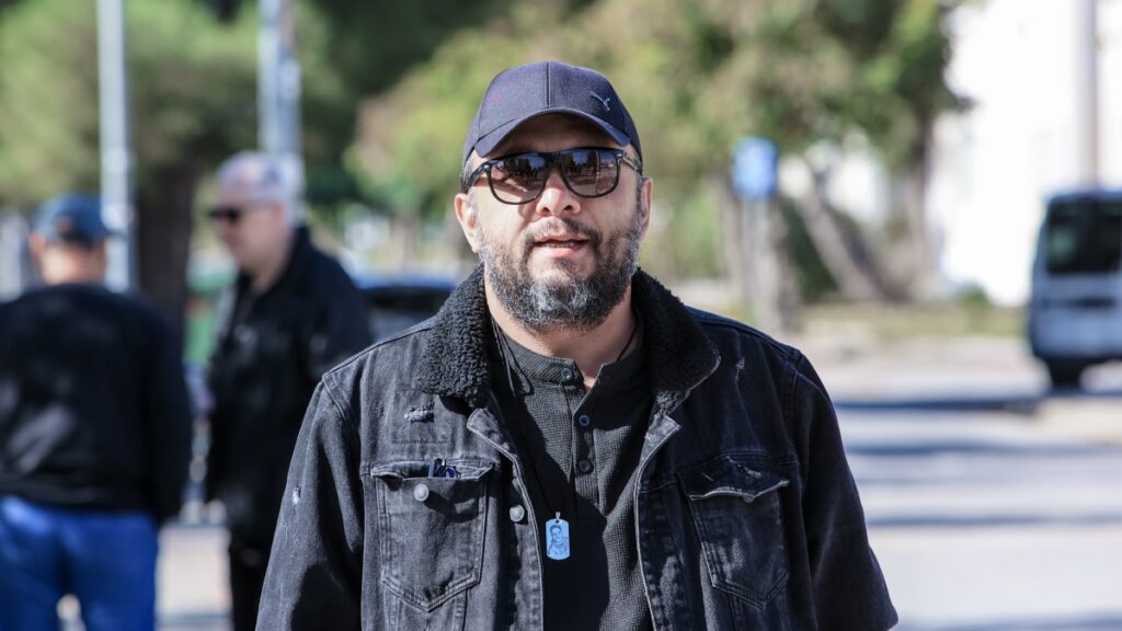 Δίκη για τα Τέμπη: Αποχώρησε με φορείο λόγω αδιαθεσίας ο Πάνος Ρούτσι – “Δεν θα σταματήσω μέχρι να μάθω πώς πέθανε το παιδί μου” είπε
