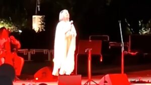 Δείτε την Άντζυ Σαμίου μετά από χρόνια ξανά επί σκηνής να ερμηνεύει το «Παράλληλη Αγάπη» (βίντεο)