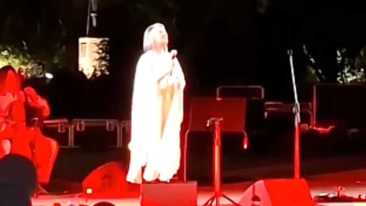 Δείτε την Άντζυ Σαμίου μετά από χρόνια ξανά επί σκηνής να ερμηνεύει το «Παράλληλη Αγάπη» (βίντεο)