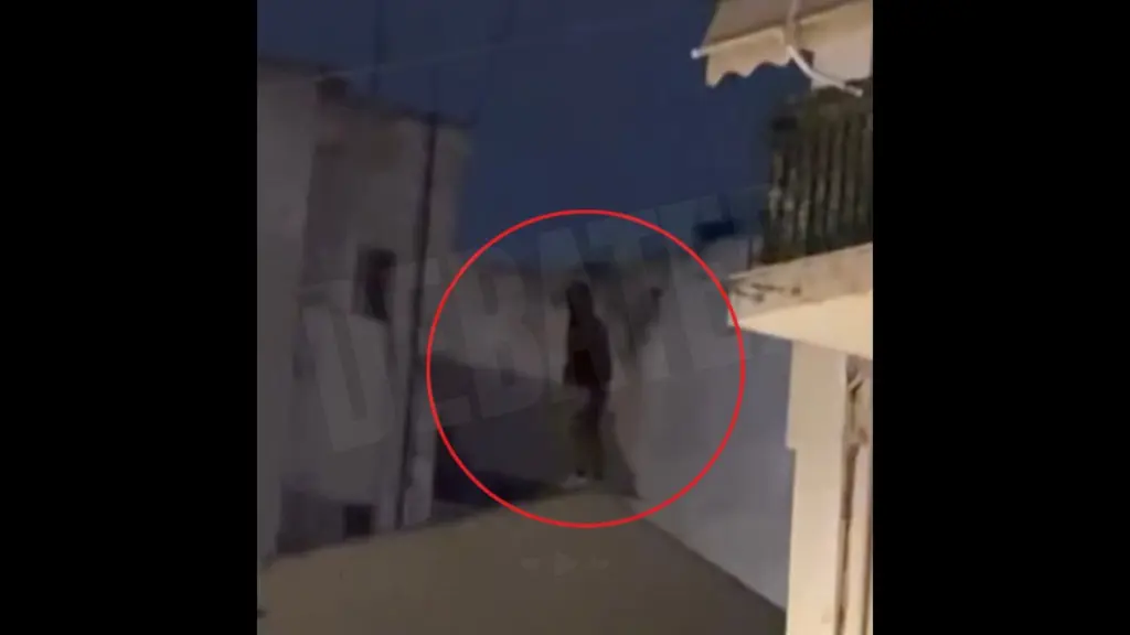 Σεπόλια: Άτομο έχει ανέβει σε σκεπή και πετάει πέτρες και τούβλα σε περαστικούς (βίντεο)