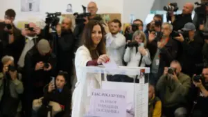 Σερβία – Εκλογές: Συμμετοχή ρεκόρ με 41,1% έως τις 13:00 – Καταγγελίες για παρατυπίες