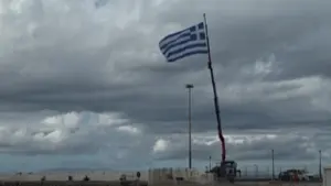 Μύκονος: Η εντυπωσιακή σημαία στο παλιό λιμάνι για τον εορτασμό της 28ης Οκτωβρίου (βίντεο)