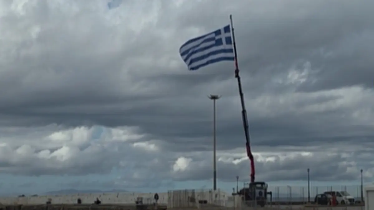 Μύκονος: Η εντυπωσιακή σημαία στο παλιό λιμάνι για τον εορτασμό της 28ης Οκτωβρίου (βίντεο)