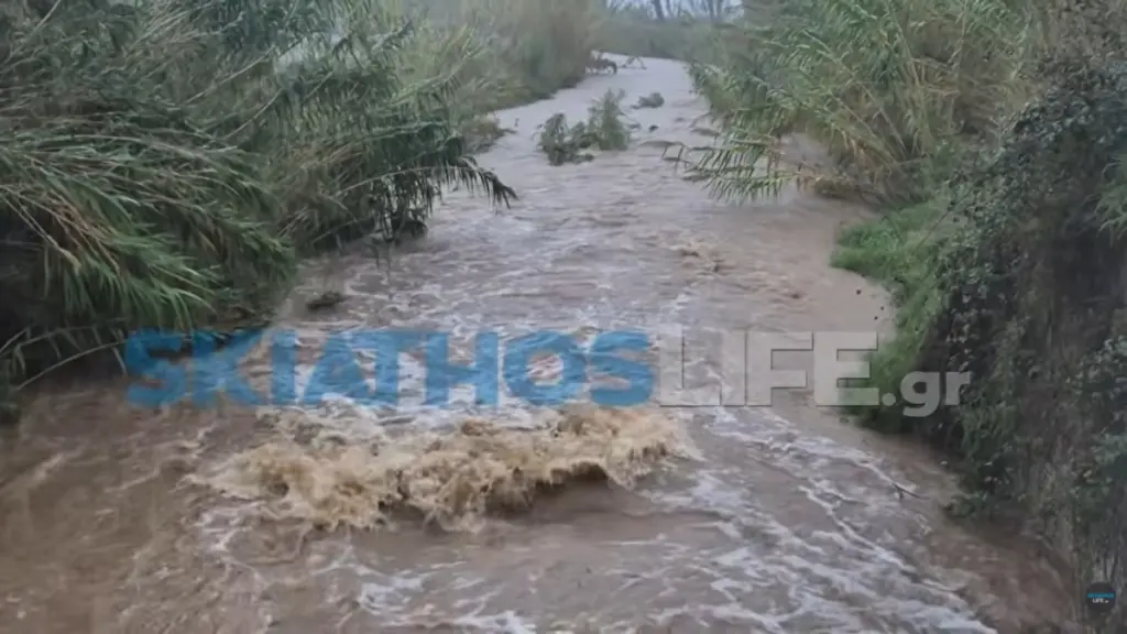 Στο έλεος της κακοκαιρίας η Σκιάθος: Κλειστός ο δρόμος προς Πλατανιά – Στα όριά του το ρέμα της περιοχής (βίντεο)