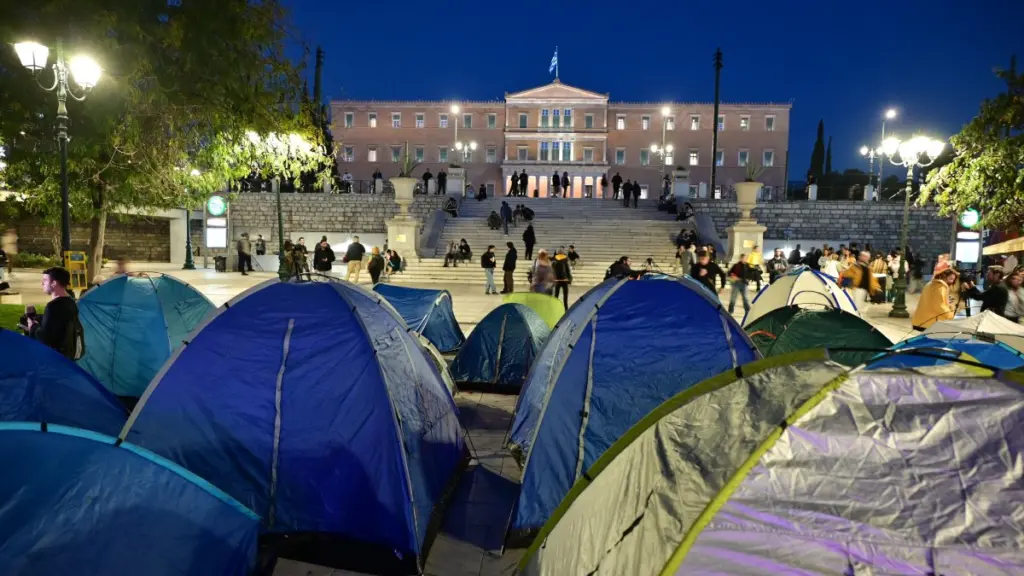Σύνταγμα: Φοιτητές έστησαν σκηνές μπροστά στη Βουλή – Θα διανυκτερεύσουν στην πλατεία