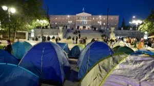 Σύνταγμα: Φοιτητές έστησαν σκηνές μπροστά στη Βουλή – Θα διανυκτερεύσουν στην πλατεία