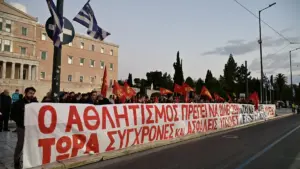 Σύνταγμα: Σε εξέλιξη διαμαρτυρία της ΚΝΕ για τον θάνατο του 16χρονου ποδοσφαιριστή