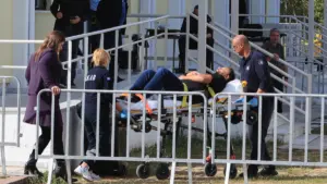 Δίκη για τα Τέμπη: Αποχώρησε με φορείο λόγω αδιαθεσίας ο Πάνος Ρούτσι – “Δεν θα σταματήσω μέχρι να μάθω πώς πέθανε το παιδί μου” είπε