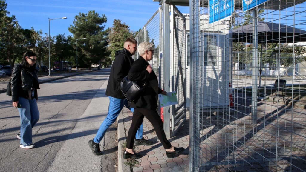 Δίκη για τα Τέμπη: Με την οικογένεια του φοιτητή Αναστάσιου Κουτσόπουλου ξεκίνησαν οι σημερινές καταθέσεις των συγγενών των θυμάτων
