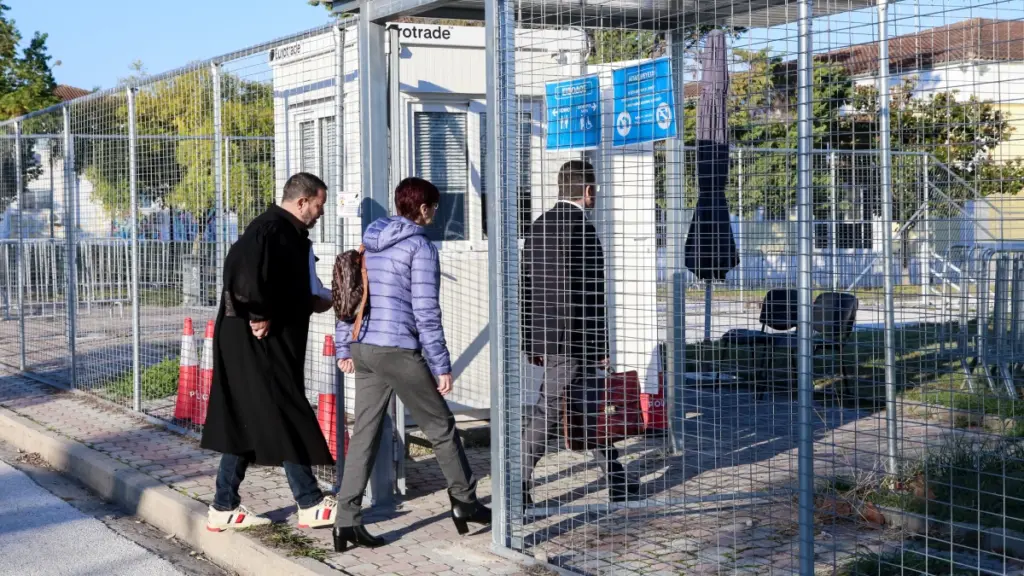 Δίκη για τα Τέμπη: “Είναι αδιανόητο ότι επί χρόνια δεν λειτουργούσε κανένα σύστημα ασφαλείας” είπε ο πατέρας της Ελισάβετ Χατζηβασιλείου